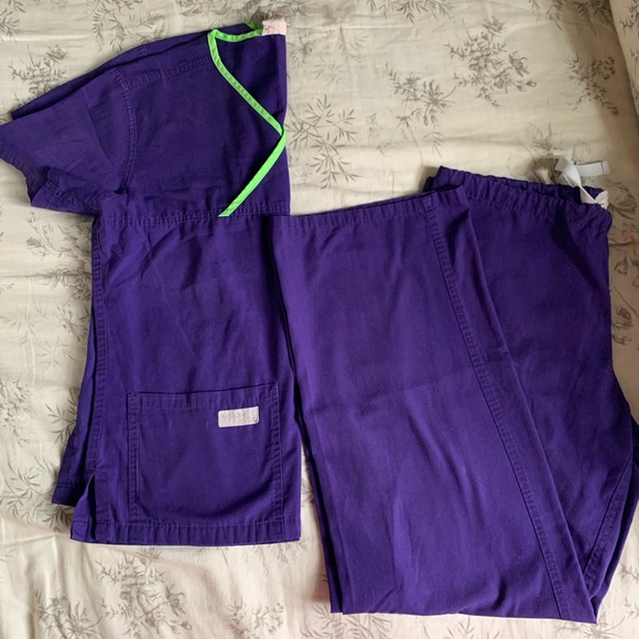 Urbane Scrubs Set - Picture 1 of 11